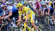 Tadej Pogacar gewinnt fünfte Tour de France und stellt Rekord ein