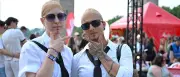 Tausende Pitbull-Fans feiern mit Glatzenkappen beim Lollapalooza