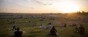 Tempelhofer Feld: Wahlkampf um Wohnungsbau auf grüner Oase