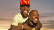 Terry Crews trägt Vinicius Junior huckepack in Brasilien