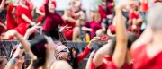 „The Most Wuthering Heights Day Ever“: Kate-Bush-Fans tanzen in Berlin