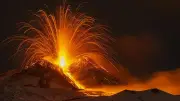 Ätna ausgebrochen: Lava erleuchtet Siziliens Nachthimmel – Touristen strömen
