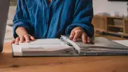 Tod eines Angehörigen: Was jetzt mit Versicherungen zu tun ist