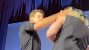 Tom Brady ohrfeigt Logan Paul bei Fan-Event in New York