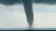 Tornado über Bodensee: Wasserhose beeindruckt Urlauber in Friedrichshafen