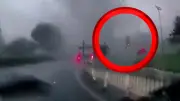 Tornado in China: Auto wird durch die Luft gewirbelt