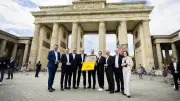 Tour de France 2029: Berliner Mauerstück als Gastgeschenk für Prudhomme