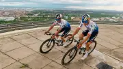 Tour-Stars Evenepoel und Lipowitz radeln auf Münchner Olympiaturm