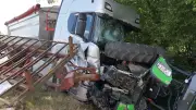 Traktor und Lkw kollidieren im Westerwald: Frau schwer verletzt