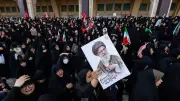 Trauerfeier für Chamenei: Mullahs rügen Staatsgäste mit Koranversen