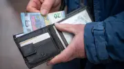 Unfallverursacher gibt Jugendlicher 20 Euro und flieht