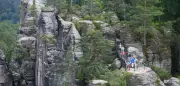 Vandalen ritzen Initialen in Felsen der Sächsischen Schweiz
