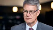 Verkehrsminister Schnieder kündigt Rückzug an und kritisiert Merz
