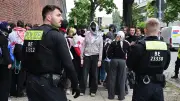 Vermummte versuchen Sturm auf Rheinmetall-Werk in Berlin-Wedding