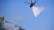 Waldbrand auf Kreta: Tausende Urlauber evakuiert, Einsatzkräfte sterben