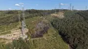 Waldbrand in Iserlohn: Feuerwehr rettet zehn Leitungsmonteure aus Hochspannungsmasten