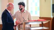 Wegner ehrt Berlins Extremsportler: Arda Saatçi ins Goldene Buch eingetragen