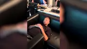 WM-Experte Kramer schläft während Spiel auf zusammengeschobenen Sofas