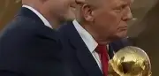 WM-Finale: Trump ignoriert Buhrufe und bleibt bei Siegerehrung auf der Bühne