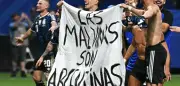 WM-Halbfinale: Argentinische Spieler zeigen Banner zu Falklandinseln