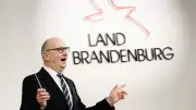 Woidke zeigt sich als Oldie-Sänger bei Geburtstagsfeier