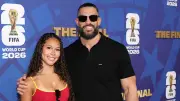 WWE-Star Roman Reigns zeigt sich mit Tochter beim WM-Finale