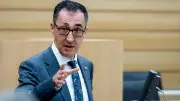 Özdemir: AfD muss sich zwischen Demokratie und völkischem Gedankengut entscheiden