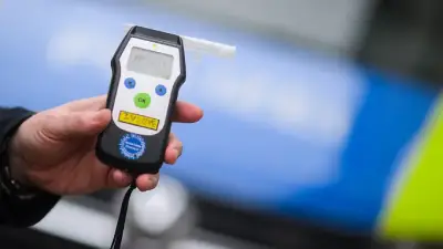 Betrunkener Lkw-Fahrer rammt Laterne und verletzt Polizist