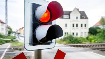Blitzeinschlag teilt Stadt: Bahnschranken in Schwaben defekt