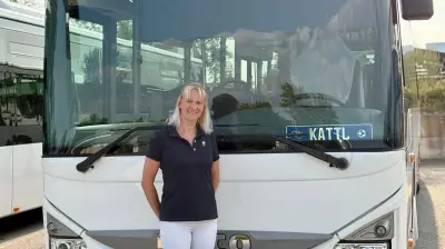 Busfahrerin befreit verkeilten Lkw auf Donaubrücke in Neuburg