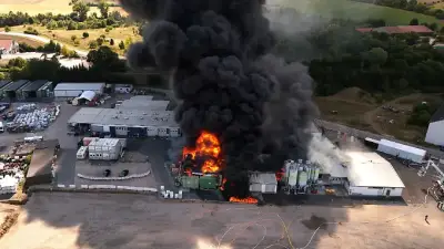 Großbrand in Kunststoffbetrieb: 200 Einsatzkräfte im Kampf gegen Flammen