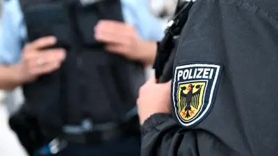 Mann bespuckt Reisende im ICE bei Ulm und beleidigt 21-Jährigen