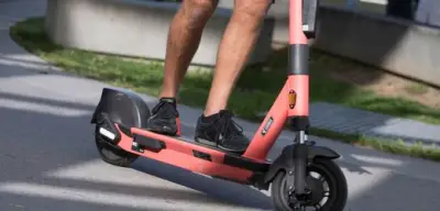 Mann greift E-Scooter-Fahrer mit Eisenstange an – Polizist verletzt