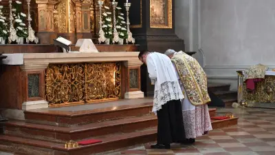 Milune filmt in Regensburger Kirche: Pfarrer schockiert