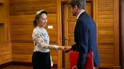 Myanmar: Seltene Bilder zeigen Suu Kyi beim Roten Kreuz