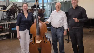 Neuer Kontrabass für die Sing- und Musikschule Augsburg-Kriegshaber