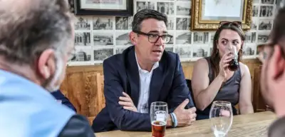 Neuer Premier Burnham: Chips im Pub, Buspreis-Deckel, Populismus