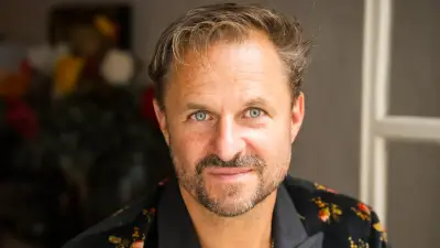 Philipp Hochmair: Ohne Schuhe, ohne Ehe, ohne Kinder