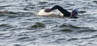 Polnischer Schwimmer durchquert Ostsee als Erster