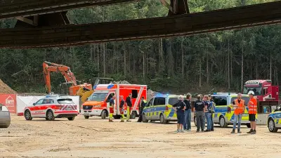 Tödlicher Unfall: Radlader überrollt Arbeiter (45) auf Bahn-Baustelle