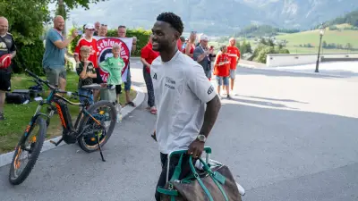 Union-Fans empfangen Latte Lath im Trainingslager in Österreich