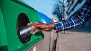 Altglas entsorgen: Deckel ab oder nicht? Alle Regeln
