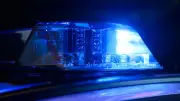 Auto bleibt in Wald auf Dach liegen: Fahrer in Lebensgefahr