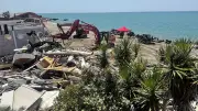 Bagger gegen Strandbäder: Ostia kämpft um freien Meerzugang