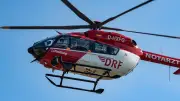 Überholmanöver endet im Graben: Motorradfahrer schwer verletzt