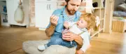 Elternzeit-Reform: Junge Familien fordern einkommensabhängiges Kindergeld