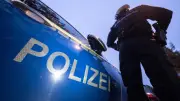 Fahrerflucht in Aichach: Motorrad ohne Kennzeichen rammt Auto