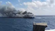 Feuer auf Schiff vor Indonesien: 270 Menschen an Bord