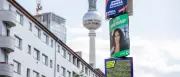 Frühstart und Dino-Plakate: Berlins kurioser Wahlkampf-Auftakt