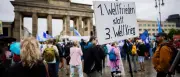 Friedensdemo am Brandenburger Tor: Kurswechsel gefordert